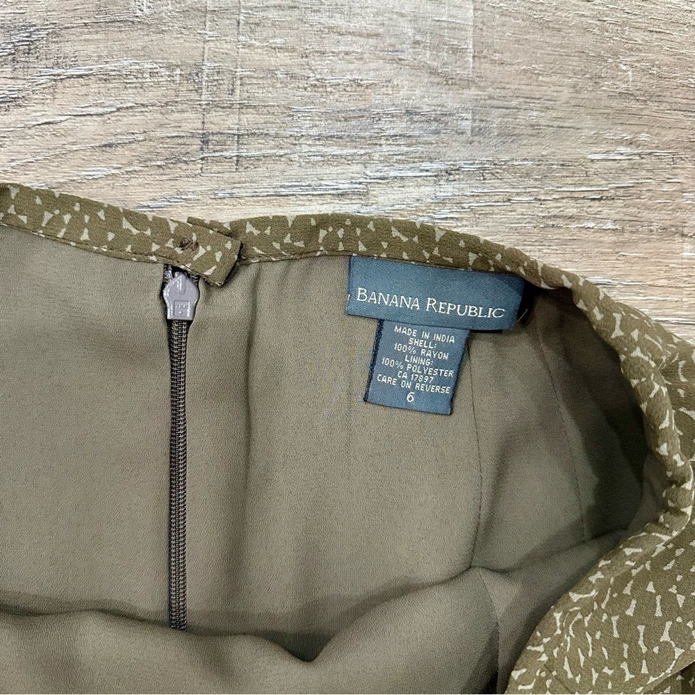 Banana Republic Olive Patterned Pencil Skirt - Picture 2 of 4